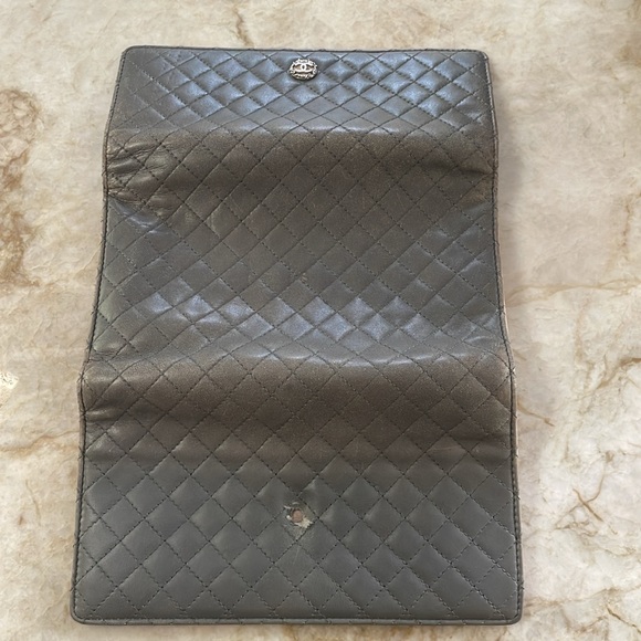 Chanel grey tri-fold wallet in diamond quilted pattern - Picture 6 of 17